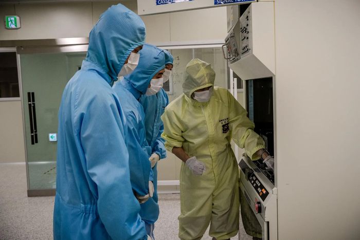  Cô giáo Kang cho biết, các học sinh muốn vào làm tại Samsung và SK Hynix phải học ôn thi “từ 9h sáng đến 9h tối, liên tục trong một tháng”. Ảnh: Tina Hsu/NY Times. 