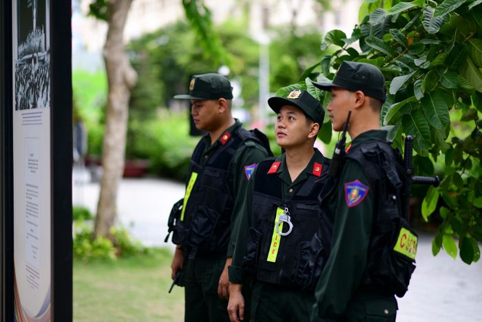  Chuỗi triển lãm ảnh diễn ra từ 1-11/7 tại các khu vực trung tâm. Hàng trăm bức ảnh sẽ giúp người xem nhìn lại chặng đường xây dựng và phát triển của TP.HCM trên các lĩnh vực kinh tế, văn hóa, xã hội, khoa học - công nghệ và hội nhập quốc tế. 