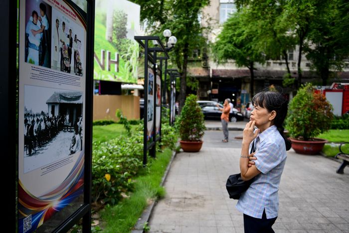  Triển lãm diễn ra tại đường Đồng Khởi (Công viên Chi Lăng) từ đường đoạn giao với đường Nguyễn Du đến đường Lê Thánh Tôn (phường Sài Gòn). Người dân và du khách có mặt từ sớm để theo dõi lễ khai mạc và tham quan triển lãm trong ngày khai mạc. 