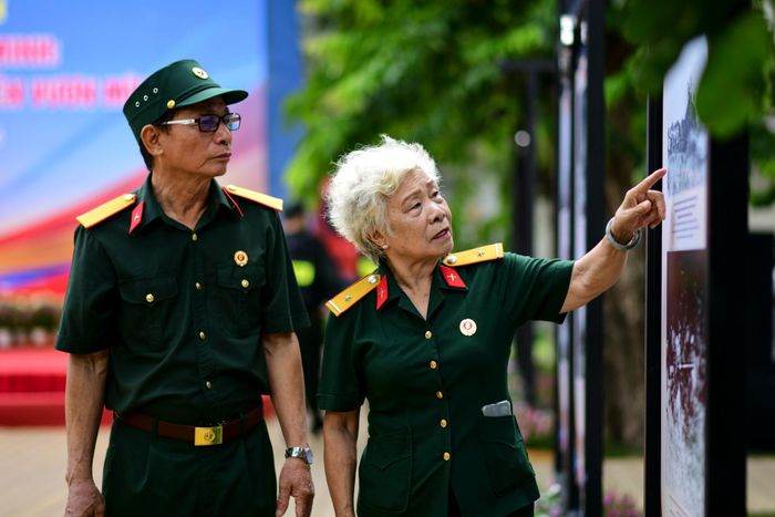  Bà Nguyễn Thị Thanh, một cựu quân nhân, vào TP.HCM công tác và sinh sống năm 1976, đúng năm thành phố chính thức mang tên Bác. "Tôi thấy tự hào, xúc động khi tham quan triển lãm ảnh hôm nay, những bức ảnh đánh dấu nhiều dấu mốc lịch sử của thành phố. Tình cảm của chính quyền, quân đội dành cho đồng bào luôn được gìn giữ suốt nhiều năm", bà Thanh chia sẻ. 