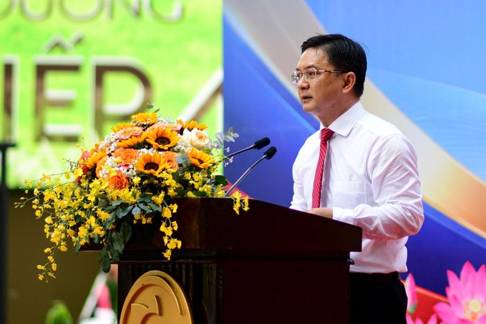  Phó Chủ tịch UBND TP.HCM Nguyễn Mạnh Cường phát biểu khai mạc triển lãm, ôn lại chặng đường nửa thế kỷ kể từ ngày Sài Gòn - Gia Định chính thức vinh dự mang tên Chủ tịch Hồ Chí Minh. Bài phát biểu nhấn mạnh ý nghĩa lịch sử của sự kiện và những thành tựu to lớn mà Đảng bộ, chính quyền và nhân dân thành phố đã đạt được trong 50 năm qua. 