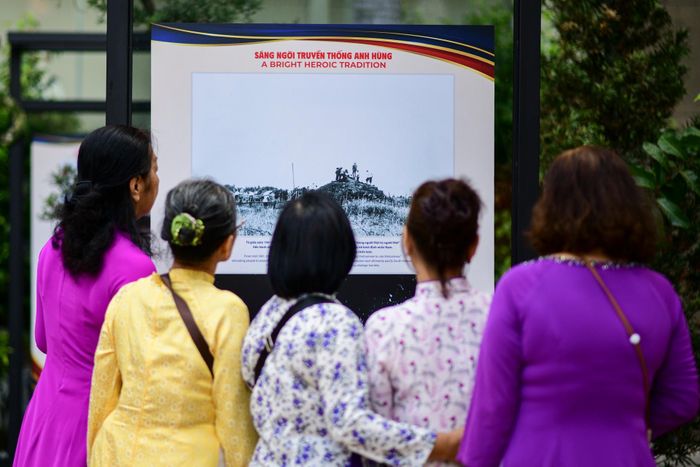  Triển lãm trưng bày hàng trăm hình ảnh và tư liệu tiêu biểu, giới thiệu những mốc son chói lọi của cách mạng, các thành tựu nổi bật và khát vọng phát triển của thành phố trong kỷ nguyên mới. 