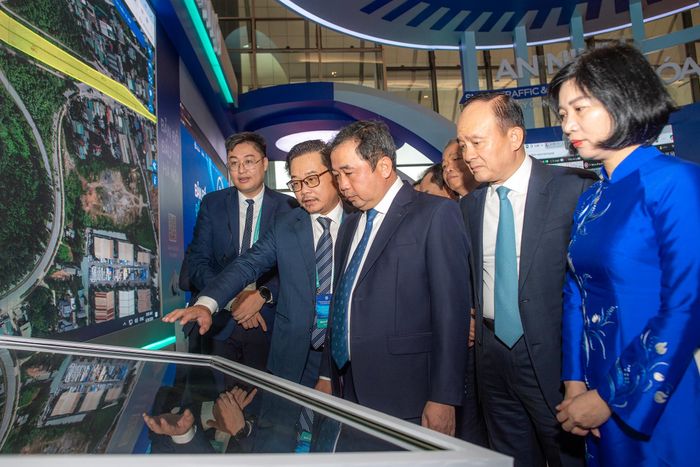  Trong khuôn khổ Hội nghị bố trí Khu vực giới thiệu Quy hoạch tổng thể Thủ đô Hà Nội tầm nhìn 100 năm, trưng bày hệ thống sa bàn kết hợp công nghệ trình chiếu 3D Mapping. 