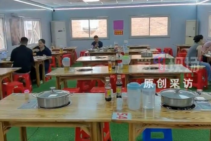  Khung cảnh vắng vẻ bên trong quán lẩu gà Mạc Thị. Ảnh: Douyin. 