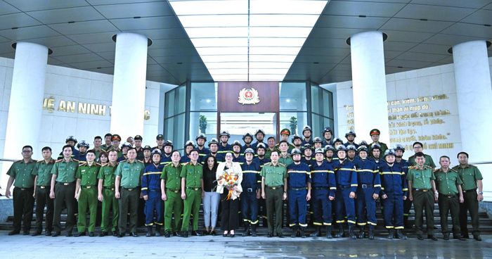 Thứ trưởng Lê Văn Tuyến và các thành viên Đoàn công tác.