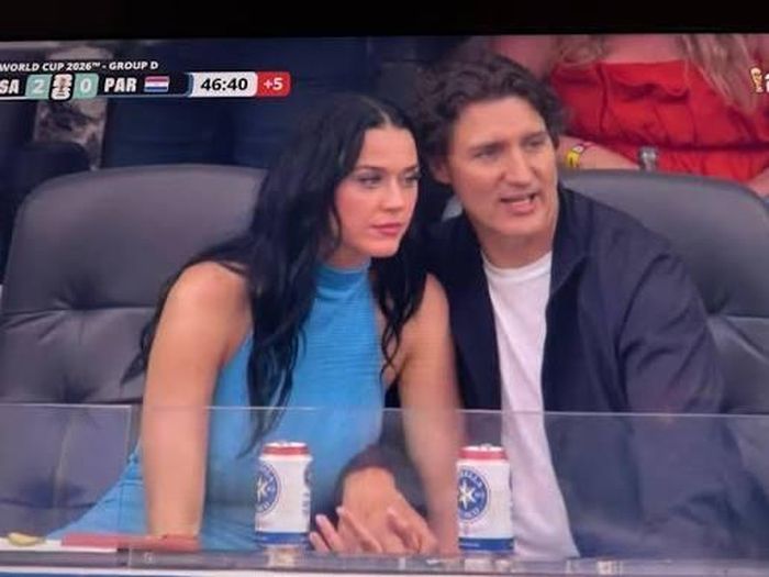  Katy Perry và Justin Trudeau bị bắt gặp trên sóng truyền hình World Cup. 