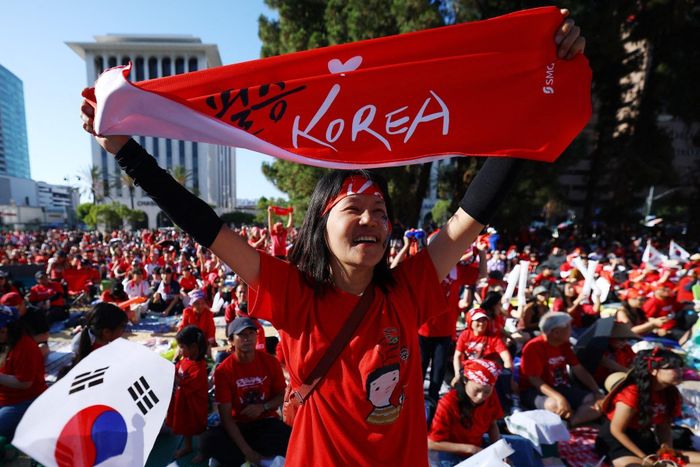  Red Devils - tổ chức cổ động viên chính thức của đội tuyển bóng đá Hàn Quốc. Ảnh: Reuters. 