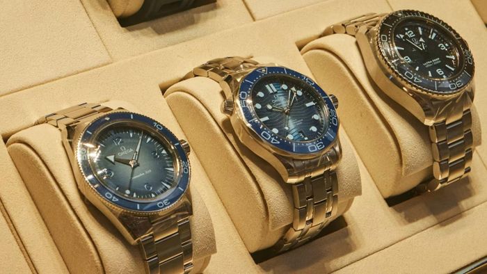  26 ứng dụng mặt đồng hồ kỹ thuật số bị Swatch cáo buộc tái tạo trái phép thiết kế của các thương hiệu đồng hồ xa xỉ, bao gồm Omega. Ảnh: Bing Guan/Bloomberg.