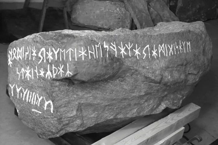  Tấm bia đá Ellestad có các ký tự Rune, được khắc vào khoảng giữa năm 500 và 700 sau Công nguyên. Ảnh: NewScientist (Creative Commons). 
