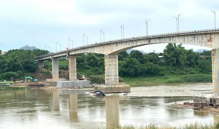  Trụ cầu Sông Lô đang trong quá trình sửa chữa. 