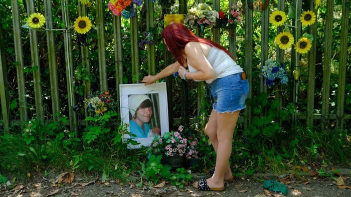  Beckie Ramsay tham dự lễ tưởng niệm của con mình ngày 25/6. Ảnh: CNN. 
