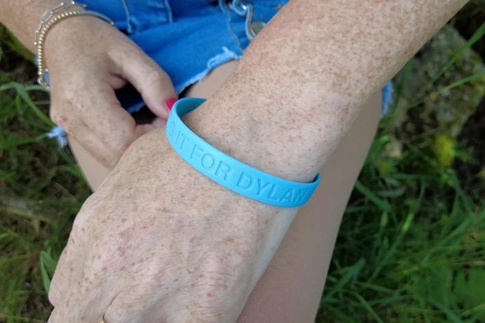  Beckie Ramsay đeo một chiếc vòng tay có dòng chữ “Doing it for Dylan” - tên tổ chức từ thiện về an toàn và nâng cao nhận thức về nguồn nước. Ảnh: CNN.