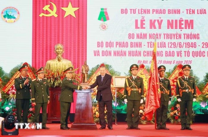  Tổng Bí thư, Chủ tịch nước Tô Lâm tặng bức tượng Chủ tịch Hồ Chí Minh cho Bộ đội Pháo binh - Tên lửa. Ảnh: Trọng Đức/TTXVN. 