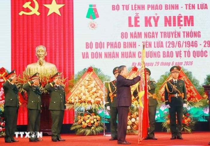  Tổng Bí thư, Chủ tịch nước Tô Lâm gắn Huân chương Bảo vệ Tổ quốc hạng Nhất lên Quân kỳ Quyết thắng của Bộ đội Pháo binh - Tên lửa. Ảnh: Trọng Đức/TTXVN. 