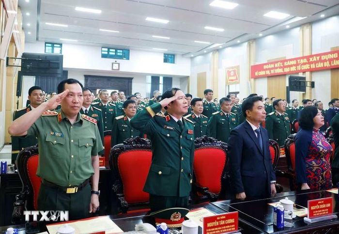  Các đại biểu thực hiện nghi lễ chào cờ. Ảnh: Thống Nhất/TTXVN. 