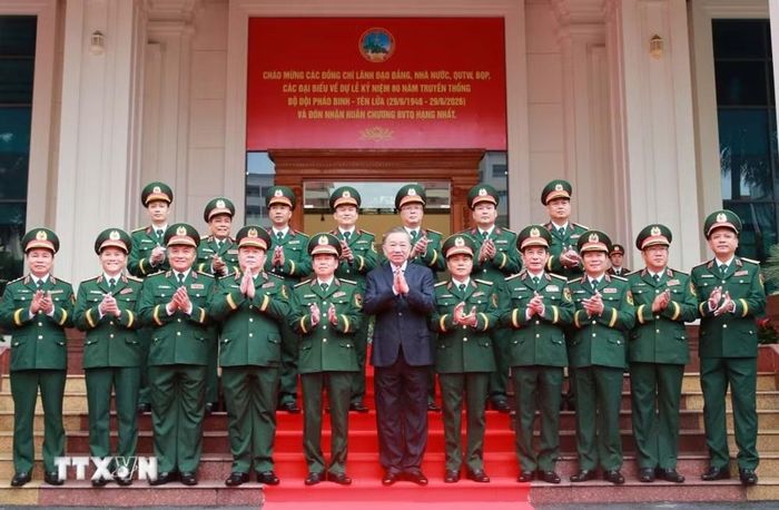  Tổng Bí thư, Chủ tịch nước Tô Lâm, Bí thư Quân ủy Trung ương và các đại biểu. Ảnh: Thống Nhất/TTXVN. 