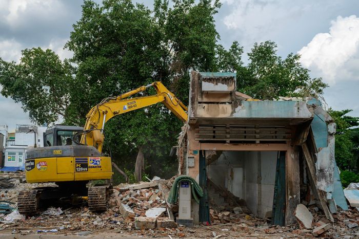  Ghi nhận vào những ngày cuối tháng 6, máy xúc, xe cơ giới và cần cẩu hoạt động liên tục để tháo dỡ các công trình còn lại trong phạm vi dự án. Xe tải ra vào vận chuyển vật liệu, thu dọn mặt bằng phục vụ các hạng mục tiếp theo. 