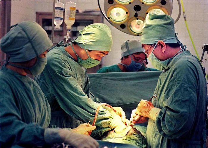 GS.TS Nguyễn Đình Hối (bên phải) thực hiện phẫu thuật cùng ê-kíp. Ảnh: BVCC. 