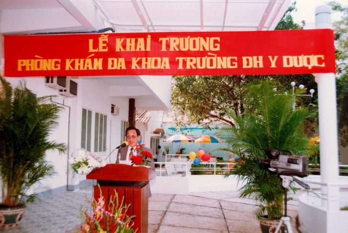  Thầy Hối thời điểm khai trương phòng khám. Ảnh: BVCC. 