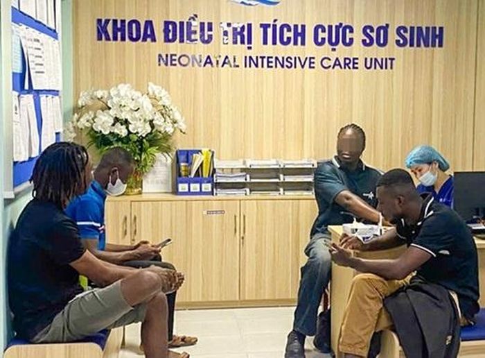  Sau khi xác định 2 người châu Phi với nhóm máu phù hợp, các bác sĩ lấy mẫu xử lý và chuẩn bị các bước truyền máu theo đúng quy trình cho bệnh nhi. 