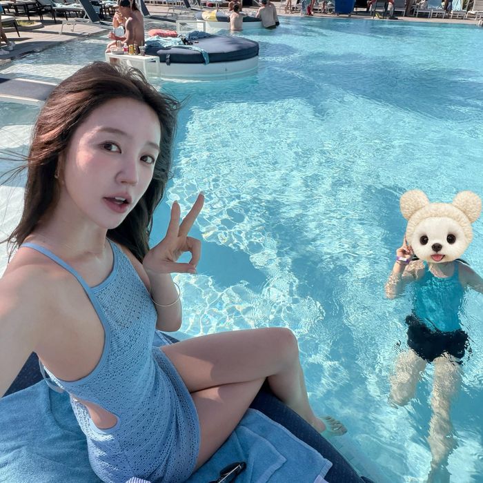  Yoon Eun Hye sinh trưởng trong một gia đình có điều kiện ở Seoul (Hàn Quốc). Năm 14 tuổi, cô bộc lộ tài ca hát rồi được công ty DR Music tuyển chọn để đào tạo thành ca sĩ thần tượng. Một năm sau đó, cô ra mắt cùng nhóm Baby V.O.X. Năm 2005, Yoon Eun Hye rời bỏ nghiệp cầm mic để theo đuổi diễn xuất, rồi tỏa sáng cùng các bộ phim ăn khách như Goong (Hoàng cung), Chàng trai vườn nho… Đặc biệt, vai diễn Thái tử phi Shin Chae Kyung ở Hoàng cung là mốc son khó quên trong thời kỳ hoàng kim cô. Song những năm gần đây, Yoon Eun Hye không có dự án nổi bật. 