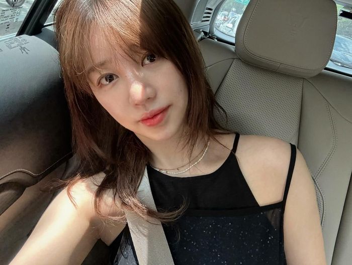  Yoon Eun Hye nhiều lần vướng tin đồn hẹn hò nhưng đều lên tiếng phủ nhận. Vào năm 2022, cô từng bị đồn có mối quan hệ tình cảm với Kim Jong Kook trong quá khứ. Song thời điểm ấy, phía công ty quản lý diễn viên bác bỏ thông tin này. Từ thời điểm hoạt động nghệ thuật đến nay, Yoon Eun Hye khá kín tiếng về đời tư. Cô chưa từng lộ ảnh hẹn hò hoặc chia sẻ chuyện tình cảm trước truyền thông. 