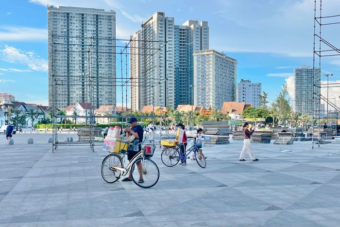  Các xe bán kem dạo bán ở quảng trường tháp Tam Thắng, ảnh chụp khoảng 16h, ngày 26/6. Ảnh: Phiêu Linh. 
