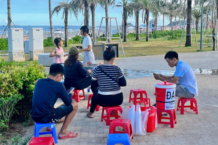  Một số người bán dọn thêm ghế nhựa ở lối đi để khách ngồi lại, ảnh chụp vào khoảng 16h, ngày 26/6. Ảnh: Phiêu Linh. 