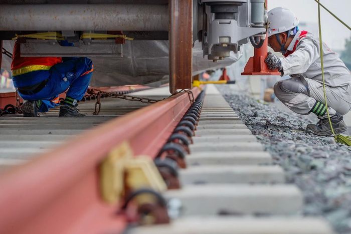 Bức ảnh "Cú chạm đường ray lịch sử" khi toa tàu metro đầu tiên được đặt lên hệ thống đường ray của thành phố.
