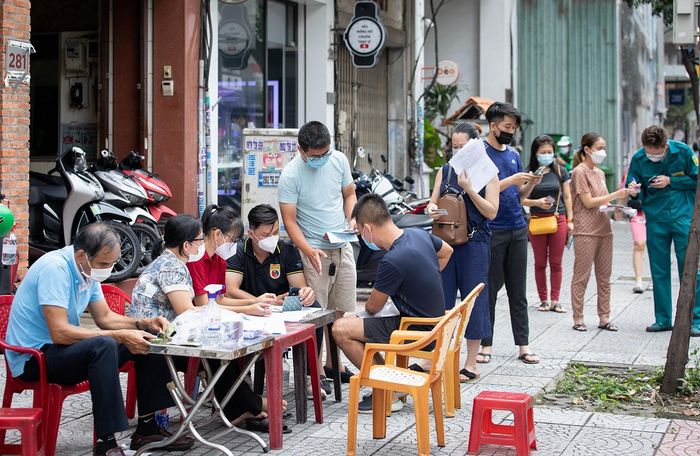 Người dân TP.HCM trong giai đoạn vừa kết thúc dịch bệnh.