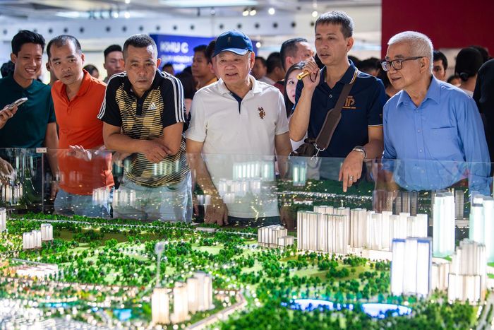  Về hạ tầng, Hà Nội đặt mục tiêu xây dựng mạng lưới đường sắt đa cấp dài khoảng 1.200 km, trong đó hệ thống đường sắt đô thị dài 979 km; đồng thời hoàn thiện hệ thống đường vành đai, các trục hướng tâm, phát triển giao thông đường thủy và quy hoạch cảng hàng không quốc tế thứ hai phía Nam. 