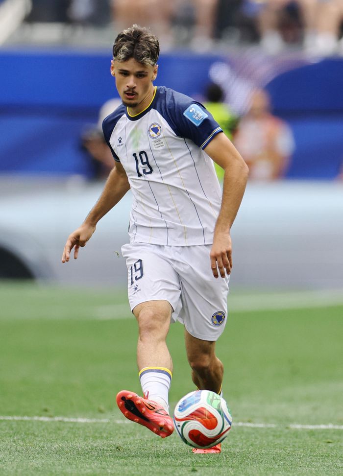 Kerim Alajbegović trở thành cái tên được chú ý sau trận Bosnia &amp; Herzegovina thắng Qatar 3-1. Theo thống kê của FIFA, Alajbegović hiện xếp thứ 8 trong danh sách những cầu thủ trẻ nhất ghi bàn tại World Cup và vị trí thứ 10 trên bảng xếp hạng.