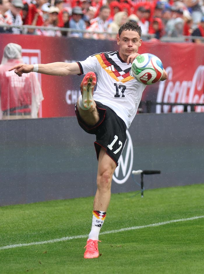 Florian Wirtz giảm điểm trên bảng xếp hạng (7,1 điểm), nhưng vẫn đứng ở vị trí thứ 9. Trong trận đấu khởi đầu World Cup, đội tuyển Đức có chiến thắng cách biệt trước đối thủ Curaçao với tỷ số 7-1. Ngay từ phút thứ 6, Florian Wirtz phối hợp ăn ý với Felix Nmecha, kiến tạo nên bàn thắng đầu tiên.