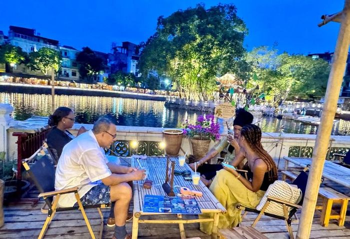 Khách du lịch quốc tế trải nghiệm tại khu vực ẩm thực và đặc sản vùng miền