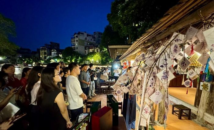 Các đại biểu tham quan và trải nghiệm không gian văn hóa Hồ Văn