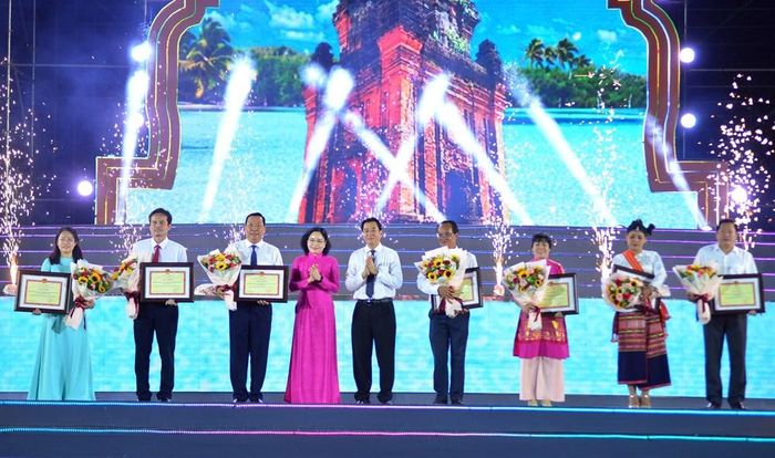 Thứ trưởng Bộ VHTTDL Trịnh Thị Thủy, Trưởng Ban Chỉ đạo ngày hội và ông Nguyễn Long Biên, Phó Chủ tịch Thường trực UBND tỉnh Khánh Hòa, Phó Trưởng Ban Chỉ đạo, Trưởng Ban Tổ chức trao Bằng khen và hoa chúc mừng các đoàn. Đại diện đoàn TP.HCM đứng bìa trái