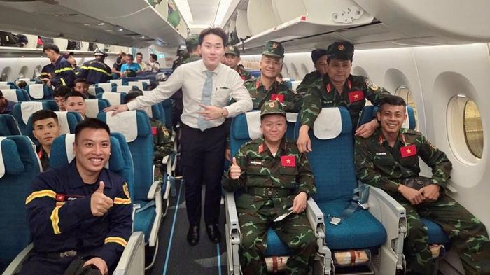 Chuyến bay của Vietnam Airlines vận chuyển 124 nhân sự của Bộ Quốc phòng và Bộ Công an. Ảnh: VNA