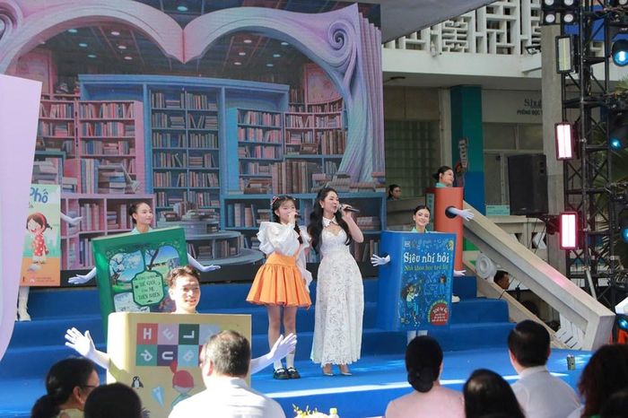 Không gian văn hóa đọc vàcác hoạt động thu hút đông đảo các em thiếu nhi tham gia tại chương trình trao tặng “Tủ sách cộng đồng”