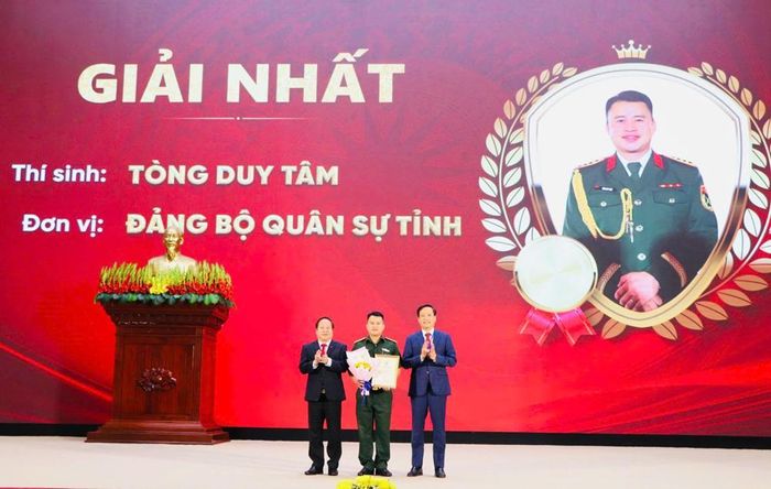 Trao giải Nhất cho thí sinh Tòng Duy Tâm thuộc Đảng bộ Quân sự tỉnh Lai Châu
