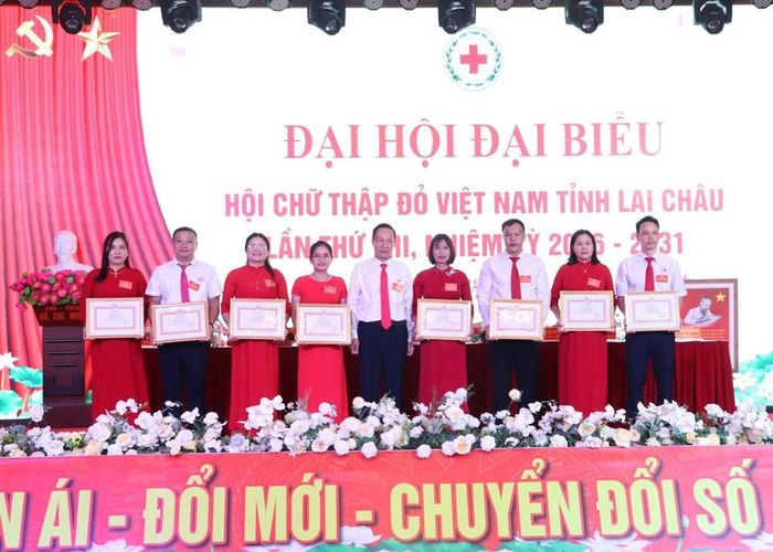 Trao Bằng khen của Hội Chữ thập đỏ Việt Nam tỉnh Lai Châu cho các cá nhân có thành tích xuất sắc