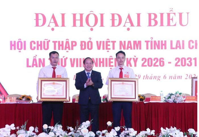 Phó Chủ tịch Thường trực UBND tỉnh Lai Châu Tống Thanh Hải trao Bằng khen của Thủ tướng Chính phủ cho các cá nhân có thành tích xuất sắc