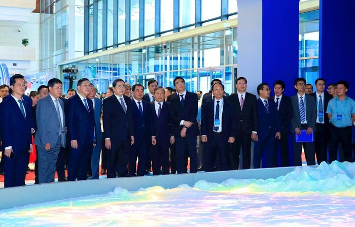 Ủy viên Bộ Chính trị, Chủ tịch Quốc hội Trần Thanh Mẫn và các đại biểu tham quan không gian trưng bày Quy hoạch tổng thể Thủ đô Hà Nội tầm nhìn 100 năm