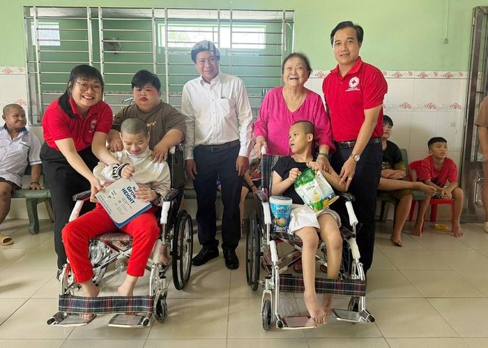Phó Chủ tịch Hội Chữ thập đỏ TP.HCM Tống Xuân Giang (bìa phải) thăm và tặng quà tại Mái ấm Thiện Duyên