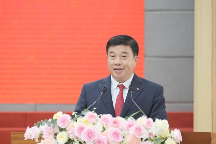 Bí thư Tỉnh ủy Y Thanh Hà Niê Kđăm phát biểu giao nhiệm vụ và chúc mừng các cán bộ được điều động, bổ nhiệm