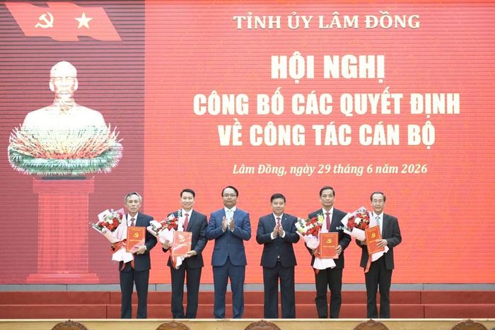 Ông Y Thanh Hà Niê Kđăm, Bí thư Tỉnh ủy, Trưởng Đoàn ĐBQH tỉnh Lâm Đồng và ông Đặng Hồng Sỹ, Phó Bí thư Thường trực Tỉnh ủy trao quyết định, tặng hoa chúc mừng các cán bộ được bổ nhiệm, luân chuyển
