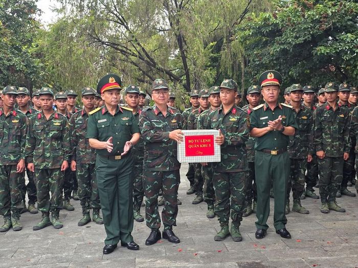 Thượng tướng Lê Quang Minh và lãnh đạo Quân Khu 5, lãnh đạo tỉnh Quảng Ngãi thăm, tặng quà động viên lực lượng Đội K53