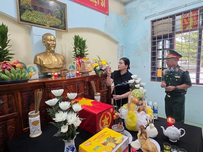 Trong sáng 29.6, lực lượng chức năng đã tìm kiếm và cất bốc 1 hài cốt liệt sĩ trong khuôn viên Nghĩa trang Liệt sĩ phường Đăk Cấm