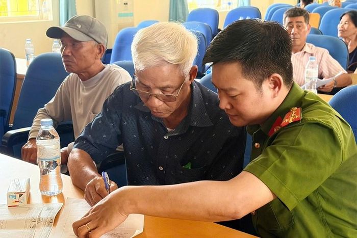Công an hỗ trợ ông Trường hoàn tất việc xác minh thông tin thân nhân liệt sĩ. Ảnh: Thanh Hoàn