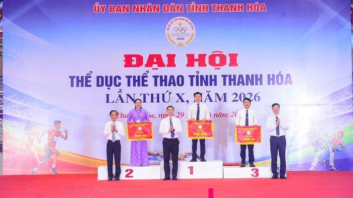 Lãnh đạo tỉnh Thanh Hóa trao cờ thưởng cho 3 đoàn dẫn đầu Đại hội Thể dục thể thao tỉnh Thanh Hóa lần thứ X năm 2026 gồm phường Hạc Thành, xã Minh Sơn và phường Nam Sầm Sơn