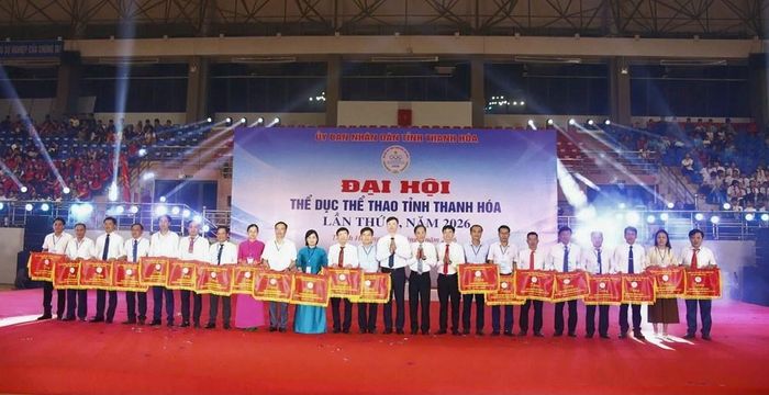 Ban Tổ chức Đại hội trao cờ cho các đơn vị xuất sắc trong triển khai Cuộc vận động "Toàn dân rèn luyện thân thể theo gương Bác Hồ vĩ đại" và tổ chức thành công Đại hội Thể dục thể thao cấp cơ sở